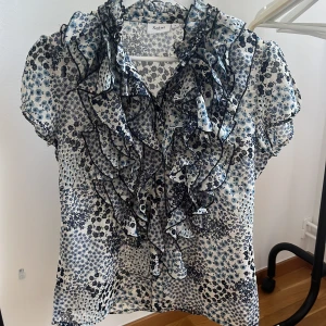 Blus - En blommig blus med volanger från saint tropez i storlek M, skulle säga att den passar s lika bra. Nypris 500