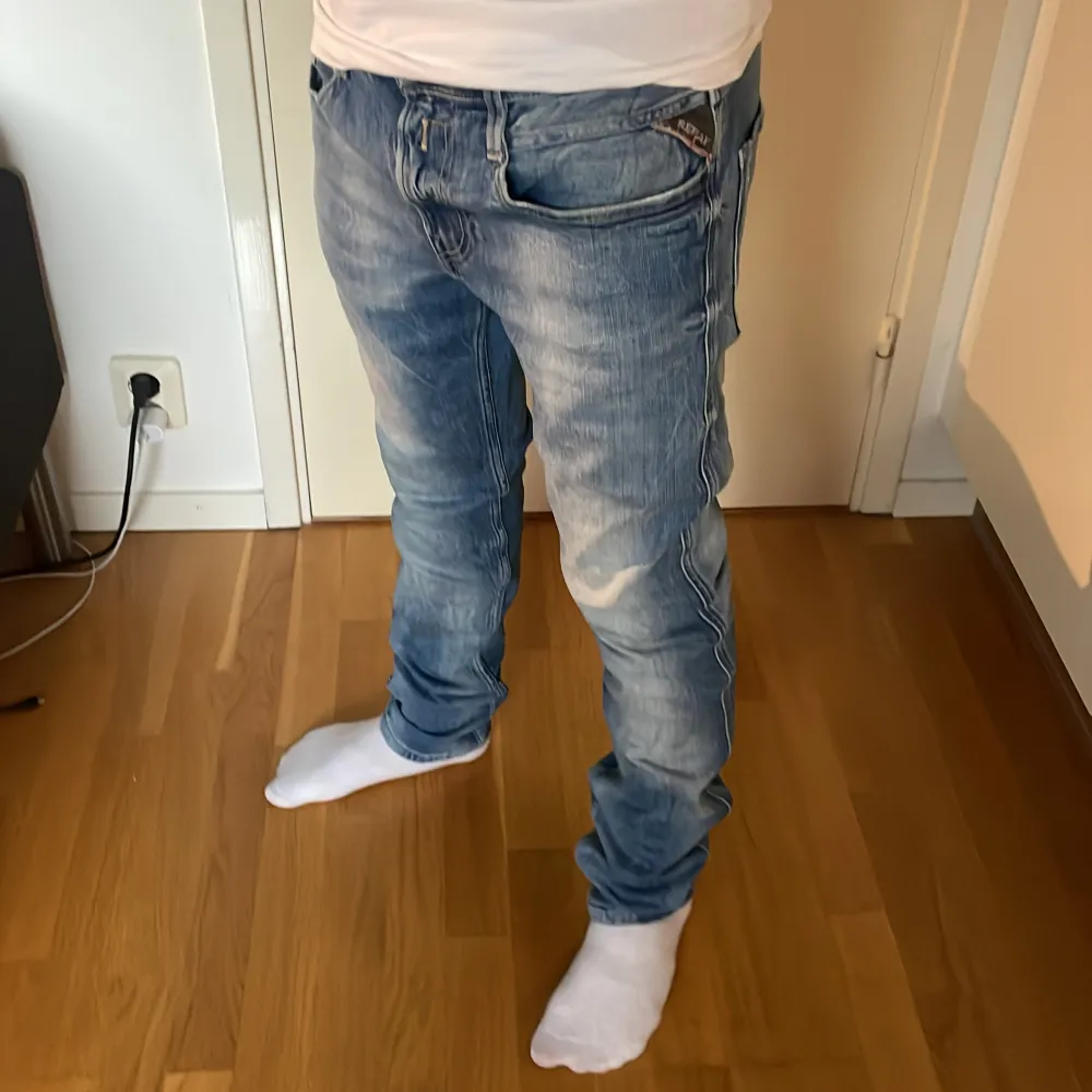 Säljer mina Replay jeans i storlek 32/34. Skicket är 9/10 inga defekter. Priset är inte hugget i sten.  Kontakta för mer information!. Jeans & Byxor.