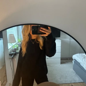Svart stickad tröja från lager 157 - Otroligt skön stickad tröja från lager 157. Använd ganska många gånger. Lite lång i ärmarna. Tröjan ser smutsig ut på bilden vilket den inte är. Priset kan diskuteras och vid frågor så är det bara att kontakta mig☺️