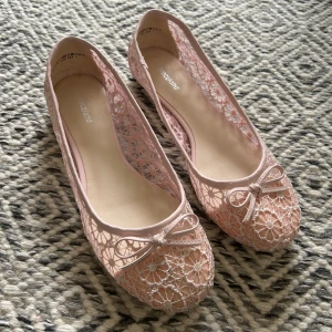 Rosa ballerinaskor - Supersöta ljusrosa ballerinaskor. Helt oanvända och i perfekt skick🥰