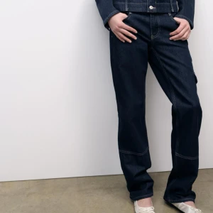 Mörkblå jeans med raka ben - Säljer ett par snygga mörkblå jeans med raka ben. De har en klassisk femficksdesign och coola sömmar som ger en extra touch. Perfekta för både vardag och fest! Helt nya från zara i storlek 36! nypris 500