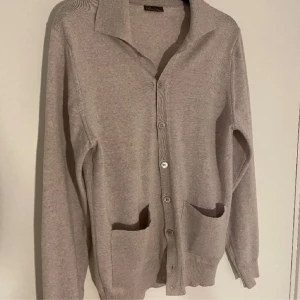 Stenströms kofta - Säljer denna kofta från stenströms i storlek S. Den är i 100% merinoull. 9/10 skick. Köpt NK för runt 2000. Bara att skriva vid funderingar.