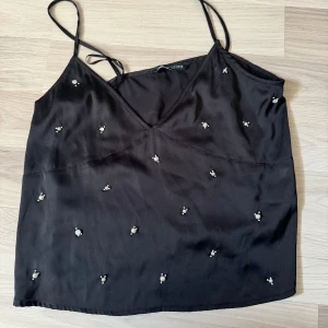 Svart snygg topp från Zara! - En svart snygg topp från Zara, aldrig använd🫶 Skriv till mig om fler bilder önskas🥰 Snabb affär uppskattas!💖