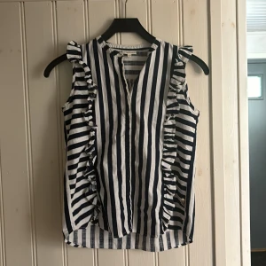 Pompdelux blus - En jättefin pompdelux blus, blå och vit randig i bra skick💞 storlek 146/152.