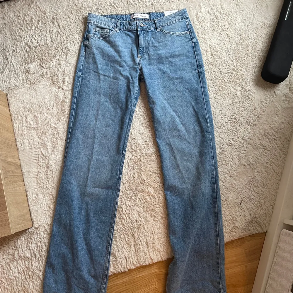 Blåa low waist straight jeans från Berskha.  Storlek 40. Aldrig använda, lapp kvar, syns på 3e bilden.  . Jeans & Byxor.