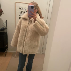 Arket teddyjacka - Världens mysigaste pilejacka från Arket. Använd 2ggr och perfekt nu till hösten!🍁😃 Köpte för 1890kr