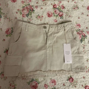 Beige cargokjol  - Cool Y2K cargokjol, helt oanvänd med lapp kvar. 