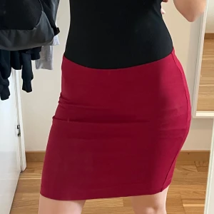 Kjol - Röd kjol i storlek L (40/42). Aldrig använt. 