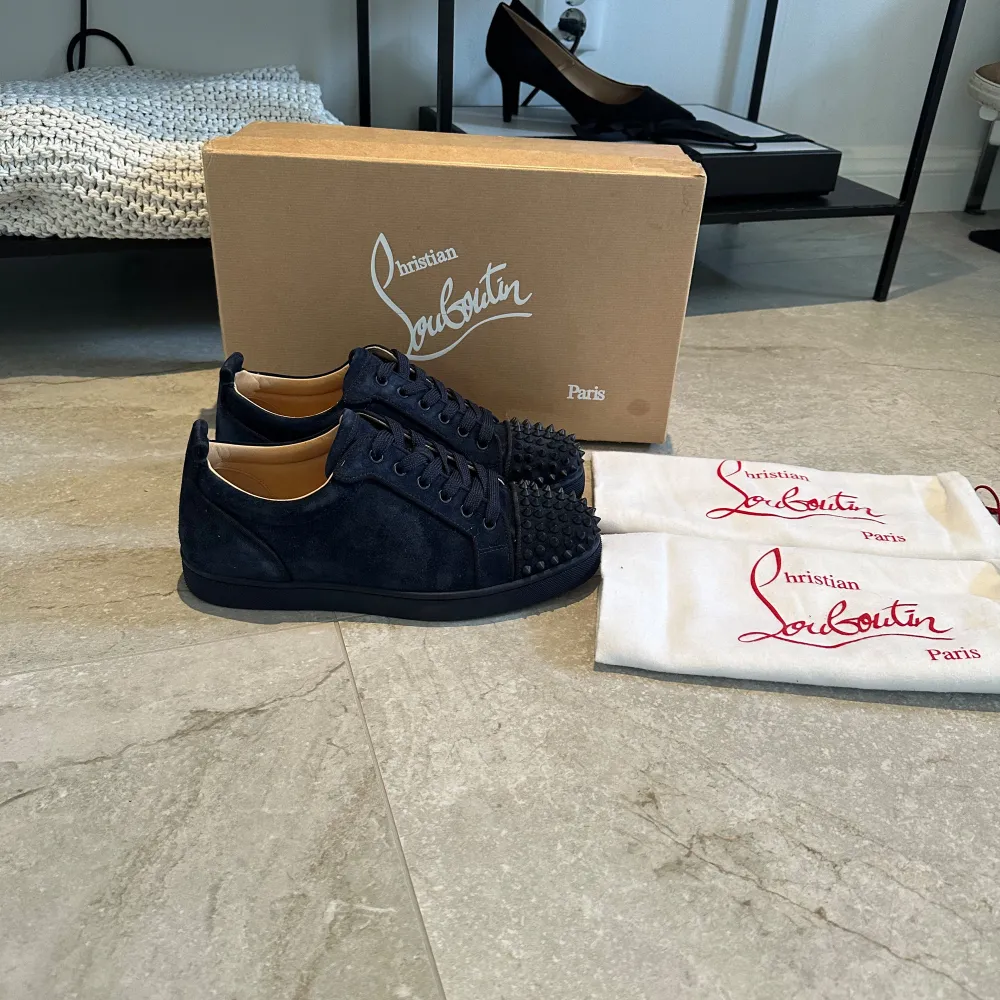 Christian Louboutin  Storlek: 39,5 fits 40,5  Skick: 9/10 finns skador på boxen Pris: 3999:-  Box , 2 dustbags medföljer  Garanterar äktighet Skriv pm för mer information . Skor.