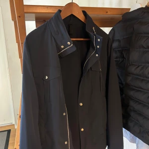 J lindeberg Bailey jacket - Mycket bra skick utan några hål eller liknande,  Storlek M   Pris 1100kr  nypris ca. 3800