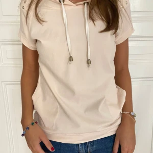 Cool kortärmad hoodie - Jättecool med detaljer på axlarna