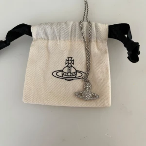 Vivienne Westwood halsband - Äkta Vivienne Westwood halsband, köpt av en annan plickare som köpte på Zalando. För litet för mig, kedjan är 44cm ände till ände! Skriv vid eventuella funderingar! 🙌🏻  Allt og ingår!!