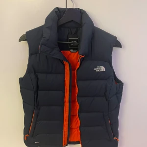 Tjock dunväst  - Väst från the north face, storlek m, näst intill oanvänd, kan gå ner i pris så kom med förslag. 