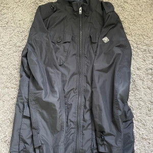 J Lindberg feldjacket  - Tjena säljer denna j Lindberg feldjacket eftersom den är för stor för mig, är 180 passar 185. Jackan har några små defekter som knappats syns, jackan är i ett lite tunnare lager vilket gör den perfekt till hösten, hör av dig vid fler funderingar 