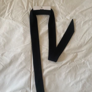 smal svart scarf - smal svart scarf från bikbok aldrig använd!