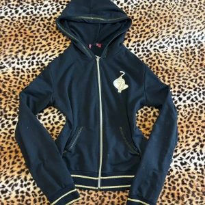 2000s baby phat zip up - ✰*฿✩‧₊˚ läs gärna köpvillkoren innan köp  ✰ storlek S, tagen är borta men den är från baby phat ✰ sparsamt använt second hand plagg så inga märkvärdiga defekter ✰ skriv vid frågor💋