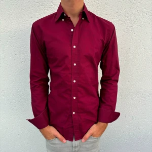 John Henric Skjorta - Skjorta från John Henric | Skick: 10/10 | Storlek: 37 (S) | Nypris: 899kr | Säljer för 149kr | Spårbar frakt via Postnord eller Instabox | Hör av dig vid frågor eller funderingar 