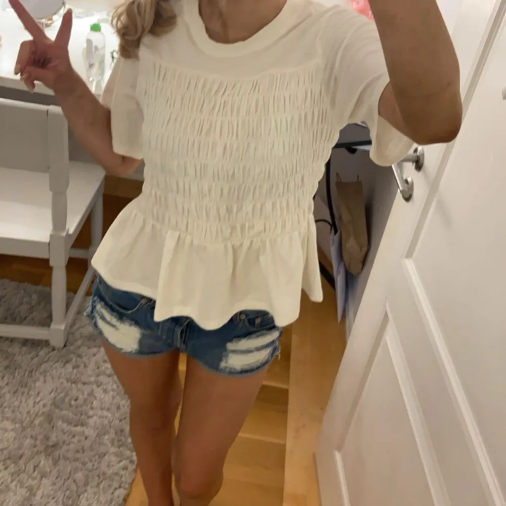 Smockad topp från vero moda , bra skick skriv om ni har frågor💕. Puserot.