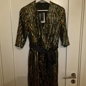 Svart Glittrig Klänning - Säljer denna helt oanvända klänning från Bik bok i storlek S. Släpper för 499:-