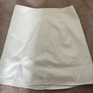 Vit kort kjol - Vit kort kjol från Shein Storlek XS. Dragkedja där bak. En litet slits på ena sidan. Bra skick. Använd 1 gång.