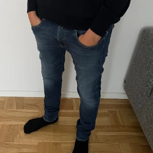 Replay anbass - Säljer nu dessa feta replay jeansen för bara 499. Jeansen är köpta påÅhléns för 1600 storlek W 31 L32 hör av dig vid minsta fråga eller fundering 