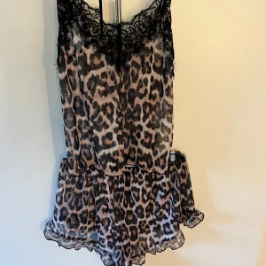 Leopard pyjamas - Super snygg leopard mönstrad pyjamas sätt🥰🐆  Endast testad!! Vet ej vart det är ifrån.   Storlek: L  Storlek: L  