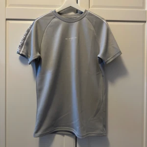 T-shirt McKenzie - T-shirt från McKenzie i fint skick. Säljer den då den blivit för liten. Är i storlek S men passar även M. 