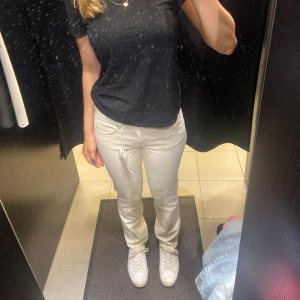 Vita straigth jeans  - Hej! Jag säljer dessa byxor jag köpte för 300kr men vill bara få dom sålda just nu då jag inte gillar dom längre, kom med prisförslag!❤️ Är oklar om storleken men jag är 169cm och dom passar perfekt ! 