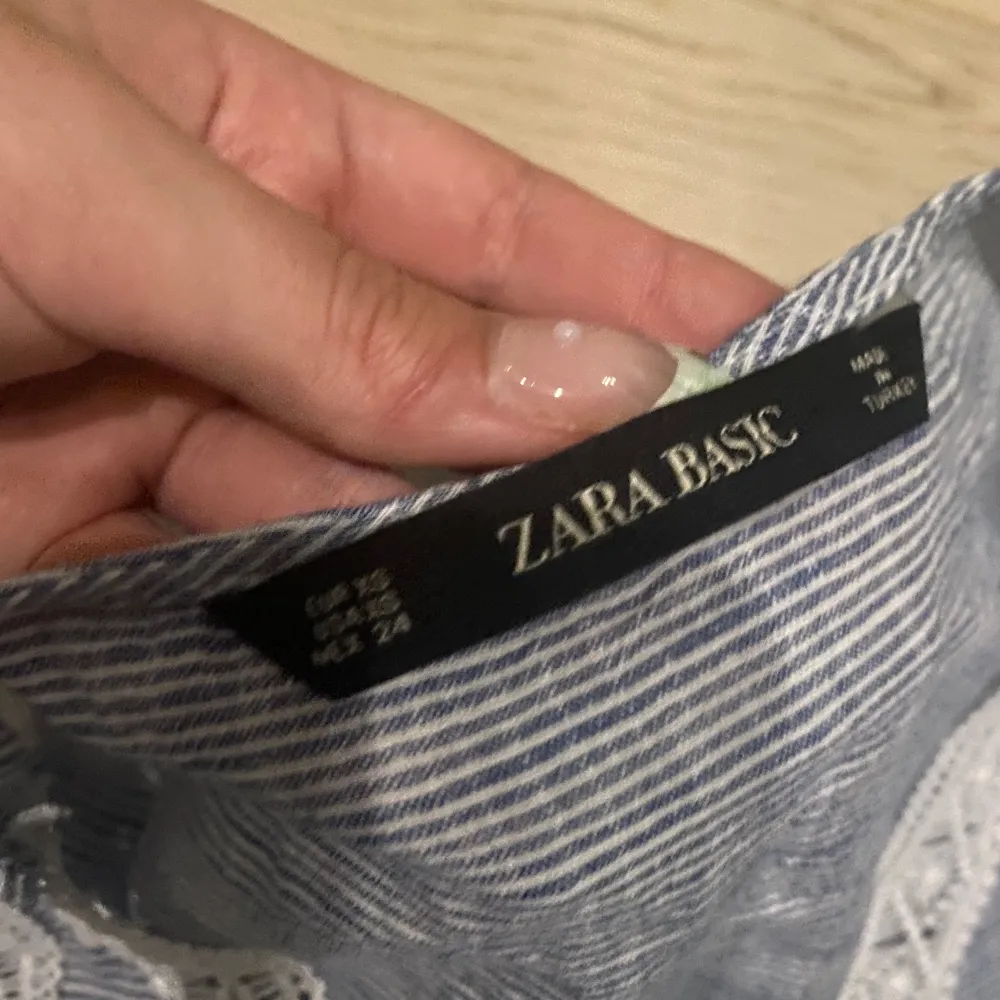 oanvänd zara topp med puffärmar SÄLJS INTE LÄNGRE PÅ ZARA om du är intresserad av att köpa kolla min vinted jag säljer den där (ellasaara) . Puserot.
