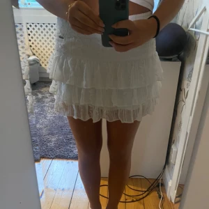 Volangkjol vit - Gammal vit volangkjol från Hollister!✨❤️🫶Lågmidjad! Jag har storlek 36 i jeans, ibland 38!