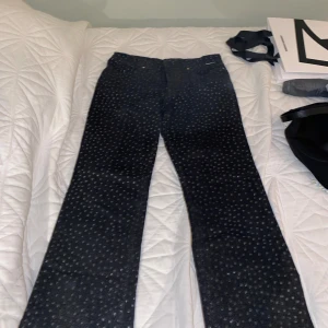 Jeans - Utsvängda prickiga jeans i bra skick. Hör av er vid intresse eller ev frågor!💌☺️