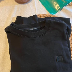 Acne sweetshirt  - Bra skick förutom ett hål i armen se bild. Nypris 2000kr