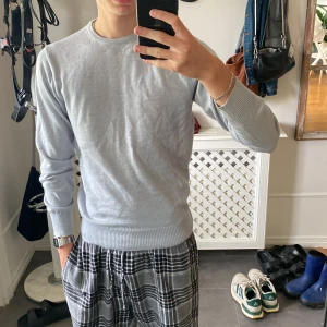 Stenströms crewneck merino ull  - Väldigt fin Stenströms crewneck, av merino ull. Storlek S, passar ända från 165-178cm.   Modellen på bilden är 177cm lång. Pris 299kr.