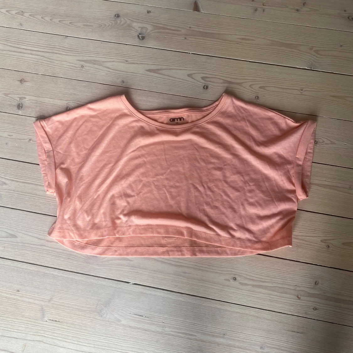 Aprikosfärgad träningsmagtröja från Aim’n 