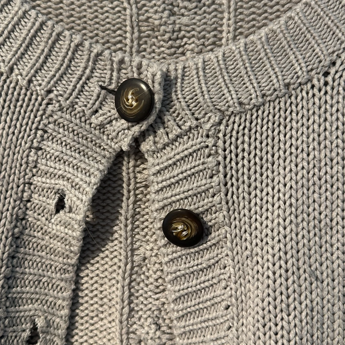 Grå stickad kofta med knappar - 91