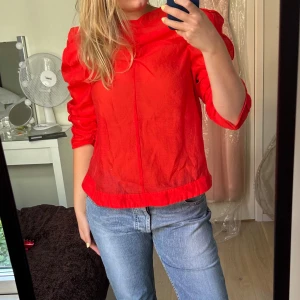 Röd topp - Röd blus i mesh med rynkad detalj och rynkade ärmar puffärmar, storlek 42 med passar mig så som på bilden som brukar vara en 36/38 i toppar