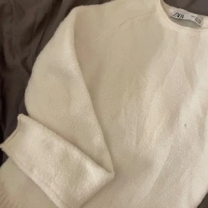 Tajt stickad tröja  - Jättesnygg tajt stickad från zara, säljer då jag inte använder den, använd ca 3 gånger. Ett väldigt litet hål på tröja (se bild), dock så tänker man inte på de. Nypris: 300 