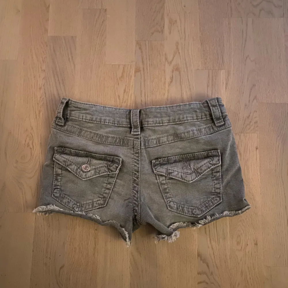 super fina helt slutsålda lågmidjade jeansshorts!! använda 2 gånger 💕storlek 158 men passar även xs 🙌🏼🙌🏼. Shorts.