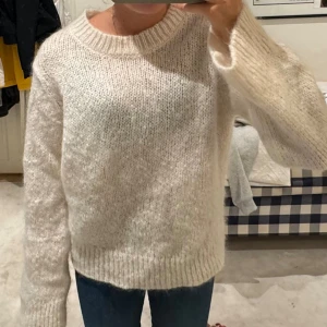 Stickad tröja  - Stickad tröja, använd fåtal gånger 💛