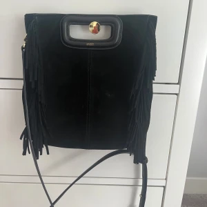 Maje väska - Maje väska i mocka som fortfarande är i bra skick! Säljer då jag inte använder den så mycket längre💕