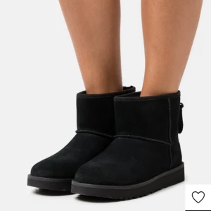 Svarta uggs  - Säljer mina svarta uggs som är perfekta som höst/vinter skor, säljer pga att de är försmå🩷 De har några lerfläckar men jag tvättar såklart bort dem om de säljs❤️ Originalpris 2300