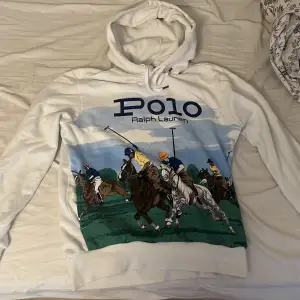 Tja! Säljer nu min riktigt feta och sällsynta Ralph Lauren hoodie. Skicket är 10/10 använd 2-3 gånger. Nypris 2500 mitt pris 1599. Hör av er vid frågor eller funderingar.