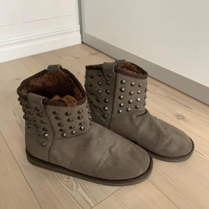 Uggs med nitar - Uggs inspirerande skor med nitar som jag köpt på sellpy och aldrig använt. vet ej vilket märke det är🤝🏼 Några nitar har åkt av men anser inte att det syns så mycket