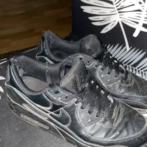 Säljer ett par svarta Nike Air Max sneakers. De är välanvända men fortfarande bekväma och har den klassiska Air Max-dämpningen. Perfekta för vardagsbruk eller träning. Skorna har snörning och är gjorda i skinn.