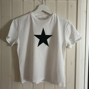 T-shirt - Fin t-shirt från Gina Young, mycket bra skick använd en gång, storlek 158/164💞