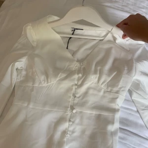 Helt oanvänd studentklänning  - Så så fin studentklänning som är helt oanvänd eftersom jag valde att ha en annan, prislappen kvar!