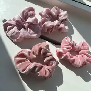 Fyra supermjuka och fluffiga rosa scrunchies 2 i sammet. Perfekta för att ge din frisyr en söt och trendig touch. De är skonsamma mot håret och ger en fin volym. Perfekta för både vardag och fest!