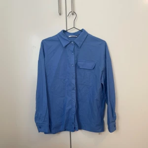 Blå skjorta  - Har aldrig använt.