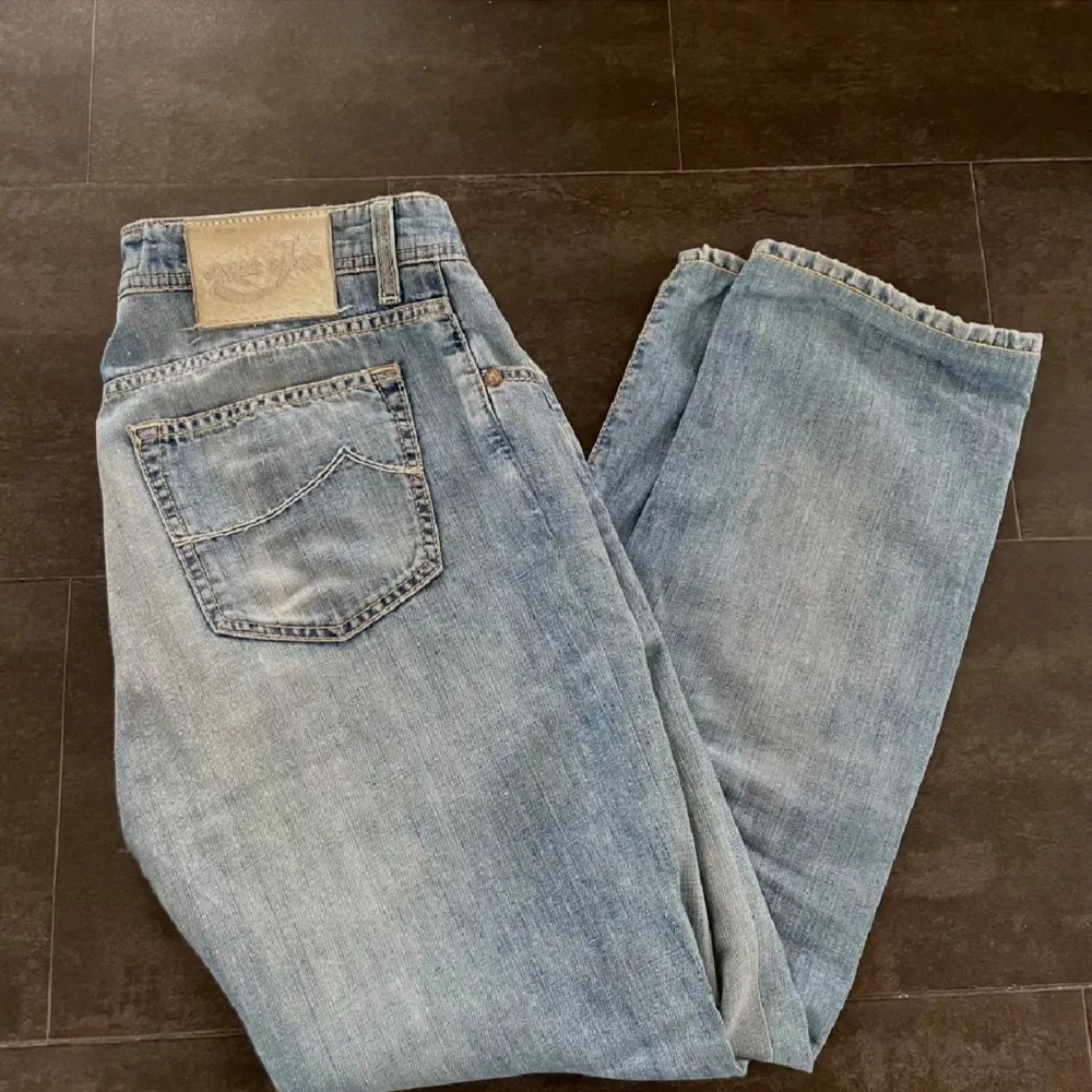 Säljer nu ett par Jacob Cohen type 688, super fint skick och näst intill nyskick, storlek 33. Hör av er vid funderingar, pris kan diskuteras.. Jeans & Byxor.