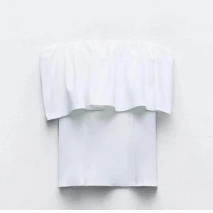 Vit offshoulder topp - Säljer en superfin vit offshoulder topp med volangdetaljer. Perfekt för sommaren och kan stylas både upp och ner beroende på tillfälle. Toppen är axelbandslös och har en luftig passform som gör den bekväm att bära hela dagen😍😍 Ny med prislapp!